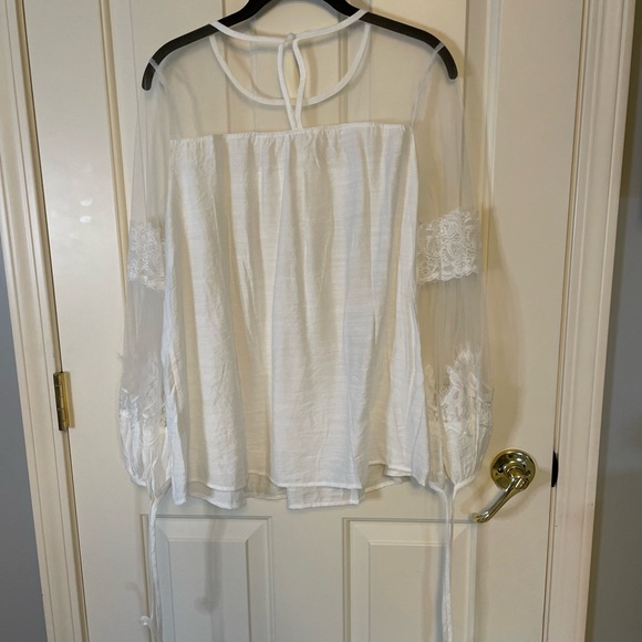 ❄️☃️wintry white date night sheer just a bit  to opaque blouse size M/L NWOT 🔥 - Picture 2 of 6